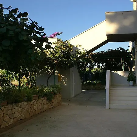 Apartments With A Parking Space Mirca, Brac - 2841 * San Pietro di Brazza
